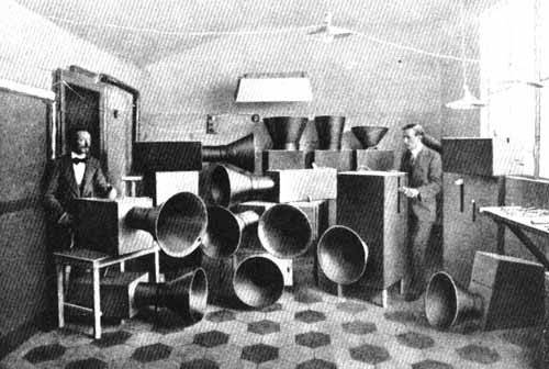 russolo_intonarumori.jpg